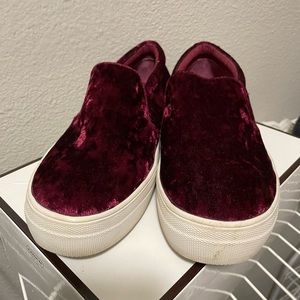 Steve Madden Velvety Slip-ons